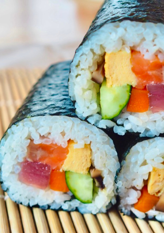 Una foto de Rollo de sushi de la fortuna, ehomaki (恵方巻き) / Comida japonesa