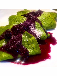 Una foto de Crêpes de Plátano y Espinacas con Coulis de Arándanos
