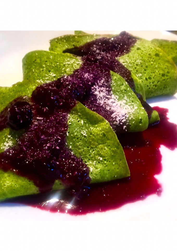 Una foto de Crêpes de Plátano y Espinacas con Coulis de Arándanos