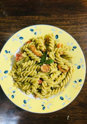 A picture of Pesto cherry tomato pasta.