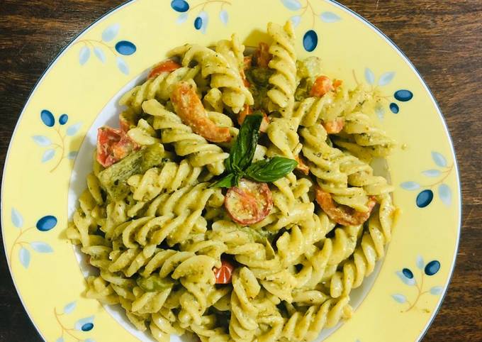 Pesto cherry tomato pasta