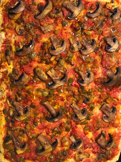 Una foto de Coca/pizza de pimientos y tomate (vegetariano)