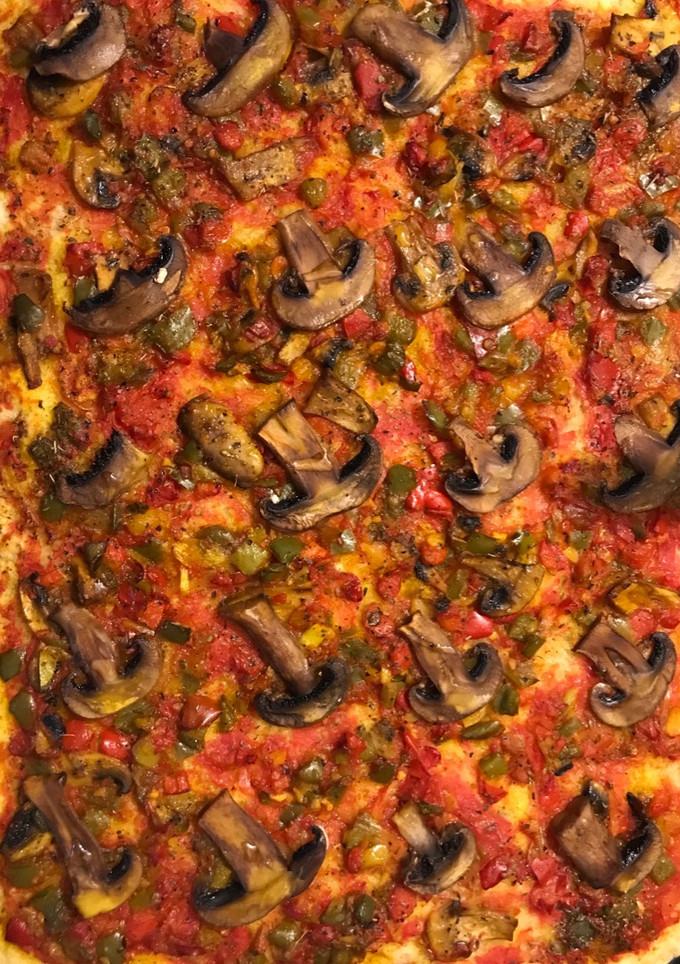 Una foto de Coca/pizza de pimientos y tomate (vegetariano)