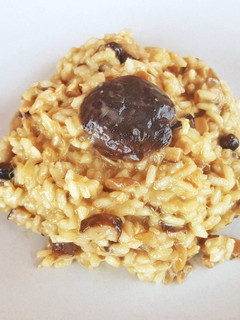 Una foto de Risotto de arroz Arborio y variado de Setas con toque de Vermut