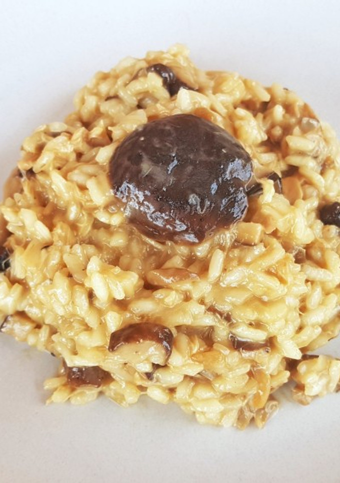 Una foto de Risotto de arroz Arborio y variado de Setas con toque de Vermut