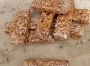 Una foto de Barritas de avena, frutos secos, copos de maíz, arroz y miel