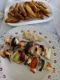 Brocheta de pollo, bacon y verduras
