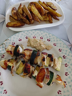 Una foto de Brocheta de pollo, bacon y verduras
