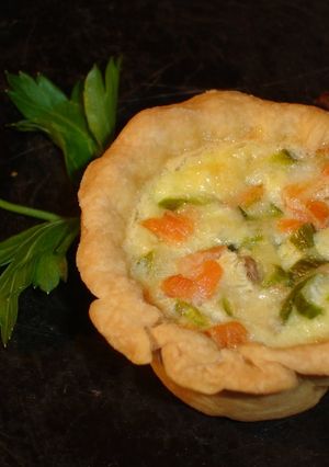 Una foto de MINI QUICHES DE SALMÓN AHUMADO Y ESPÁRRAGOS. JON STYLE