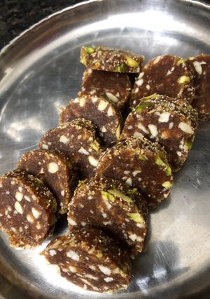 खजूर रोल (Khajoor roll recipe in Hindi) रेसिपी मुख्य फोटो