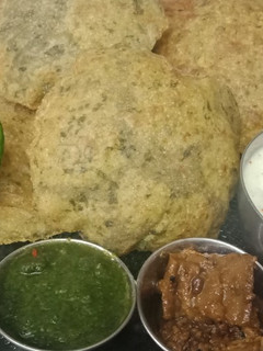 बथुआ की पूड़ी (bathua ki poori recipe in Hindi) रेसिपी मुख्य फोटो