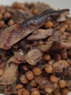 Una foto de Lentejas salteadas con setas🍄🍄
