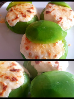 Una foto de Zapallitos de tronco, rellenos con lomito ahumado..
