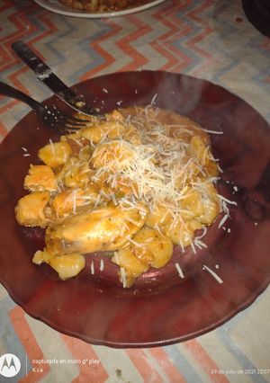 Una foto de Ñoquis con salsa de pollo
