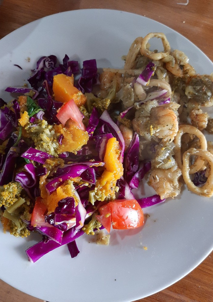 Una foto de Mix de frutos del mar con ensalada