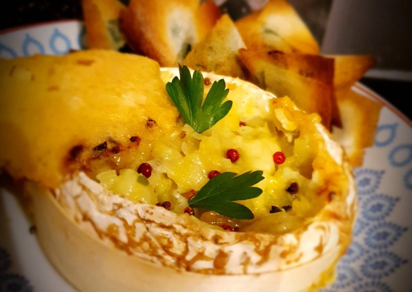 Camembert rôti avec sa fondue de poireaux et mouillettes de brick persillées