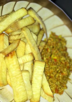 A picture of Fried yam with egg sauce.
