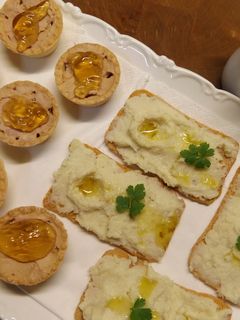 Una foto de Tartaletas de foie gras con jalea de vino blanco