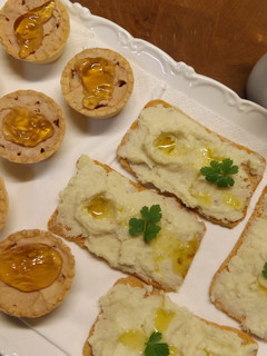 Una foto de Tartaletas de foie gras con jalea de vino blanco