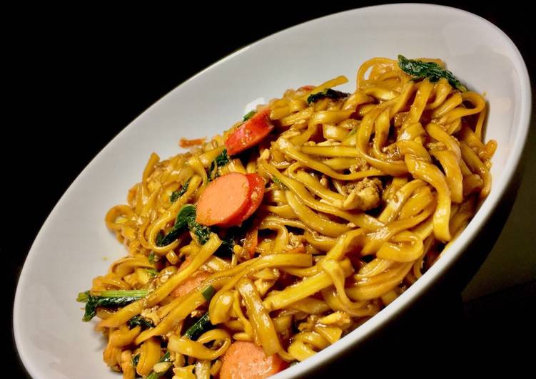 Bakmie Gepeng Sosis Pedas Manis