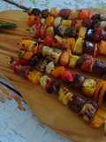 Espetadas de legumes e salsichas de churrasco