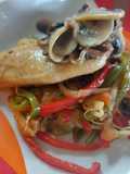 Salteado de verduras, pollo macerado y champiñones al ajo