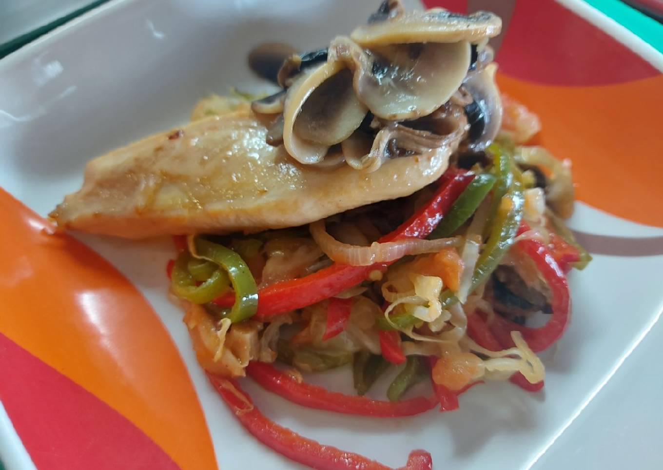 Salteado de verduras, pollo macerado y champiñones al ajo