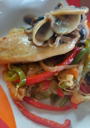 Una foto de Salteado de verduras, pollo macerado y champiñones al ajo