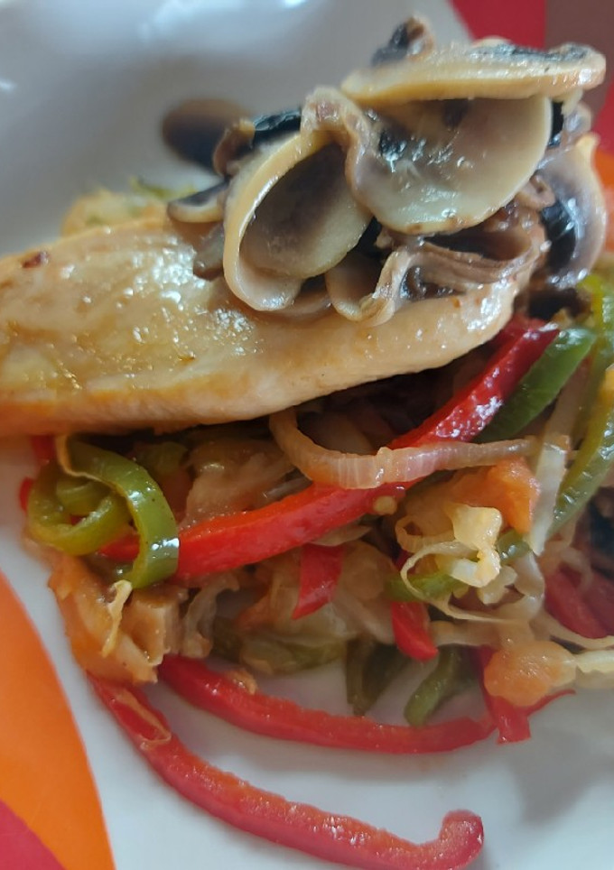 Una foto de Salteado de verduras, pollo macerado y champiñones al ajo