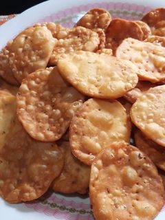 कुरकरी पापड़ी(kurkuri papdi recipe in hindi) रेसिपी मुख्य फोटो