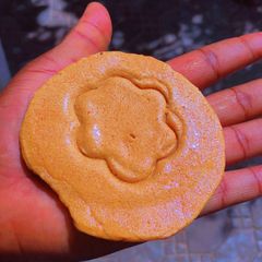 A picture of Dalgona candy.