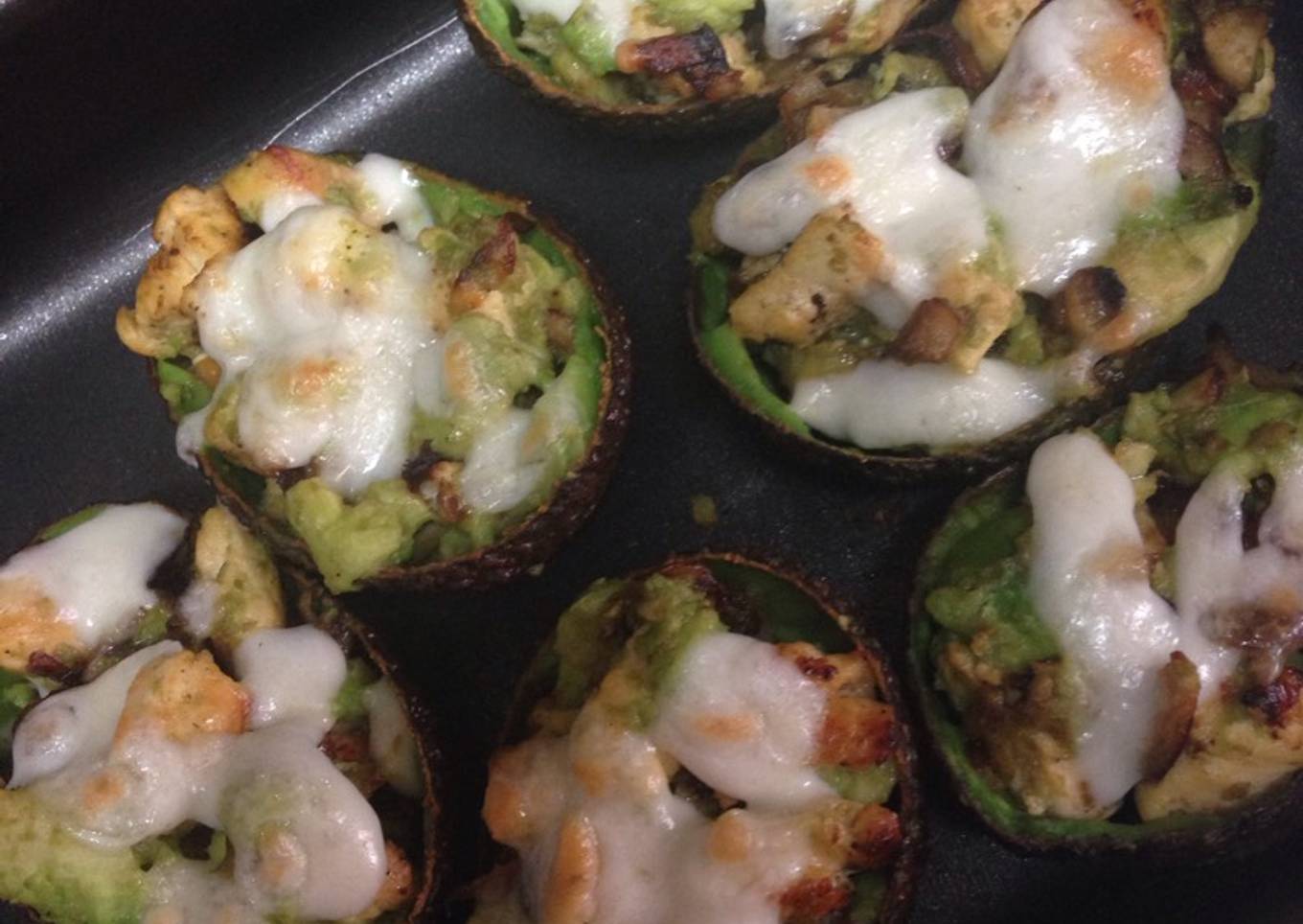 Aguacates rellenos de pollo y champiñones
