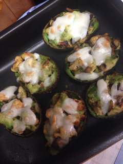 Una foto de Aguacates rellenos de pollo y champiñones