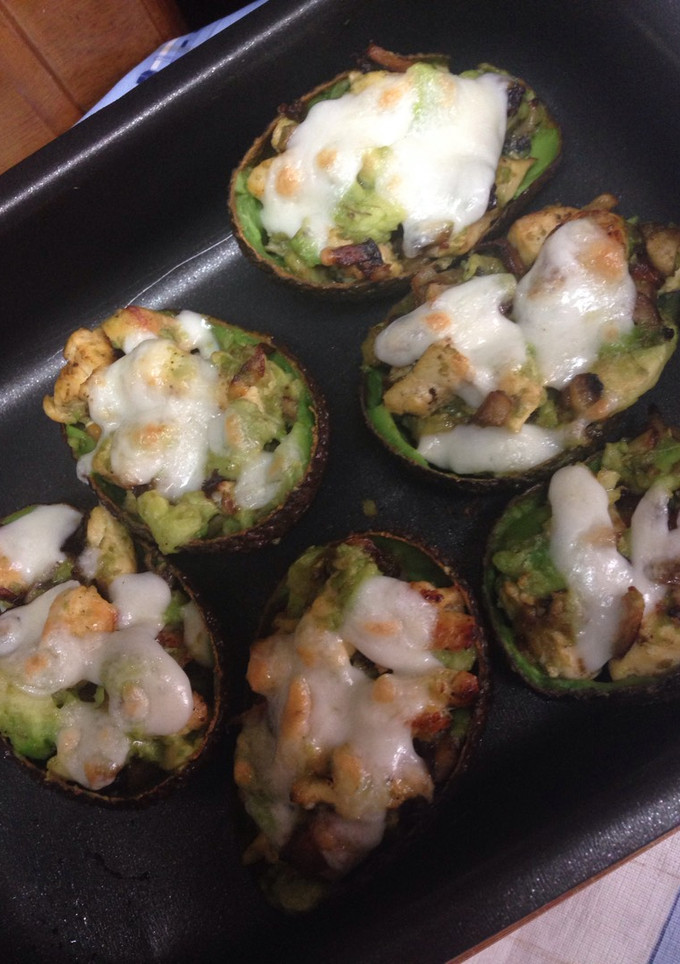 Una foto de Aguacates rellenos de pollo y champiñones