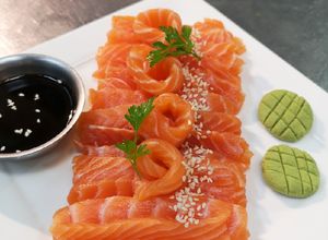 Una foto de Sashimi de salmón