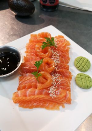 Una foto de Sashimi de salmón