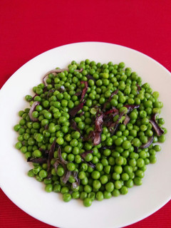 Una foto de Guisantes con cebolla caramelizada