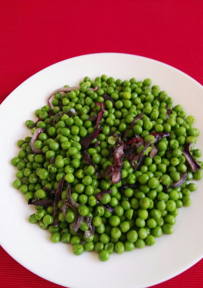 Una foto de Guisantes con cebolla caramelizada