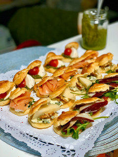 Foto principal de Canapés de Navidad: profiteroles salados variados