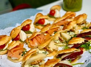 Foto principal de Canapés de Navidad: profiteroles salados variados