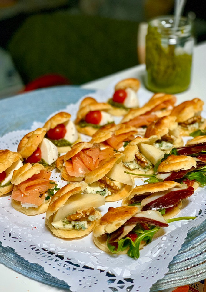 Una foto de Canapés de Navidad: profiteroles salados variados
