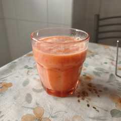 Una foto de Batido Smoothie Refrescante de Naranja, Fresas y Yogur