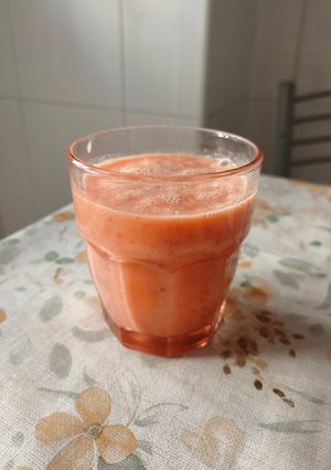 Una foto de Batido Smoothie Refrescante de Naranja, Fresas y Yogur