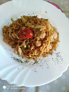 Una foto de Yakisoba con salsa teriyaki y gambas