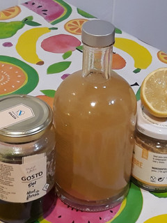 Una foto de Agua con cristales de aloe vera "medicinal"