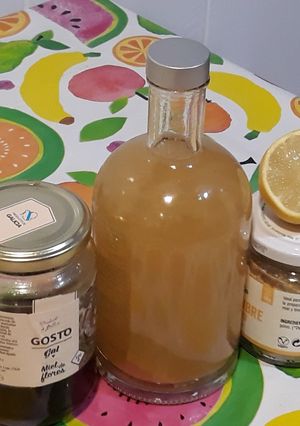 Una foto de Agua con cristales de aloe vera "medicinal"