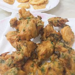 A picture of Palak,pyaaz,Aloo pakora platter.