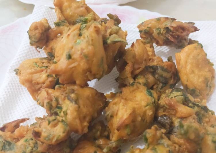 Recipe of Perfect Palak,pyaaz,Aloo pakora platter