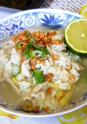 A picture of Rice and Chicken soup.