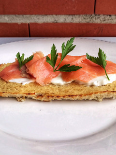 Una foto de Pan de coliflor con salmón y queso fresco